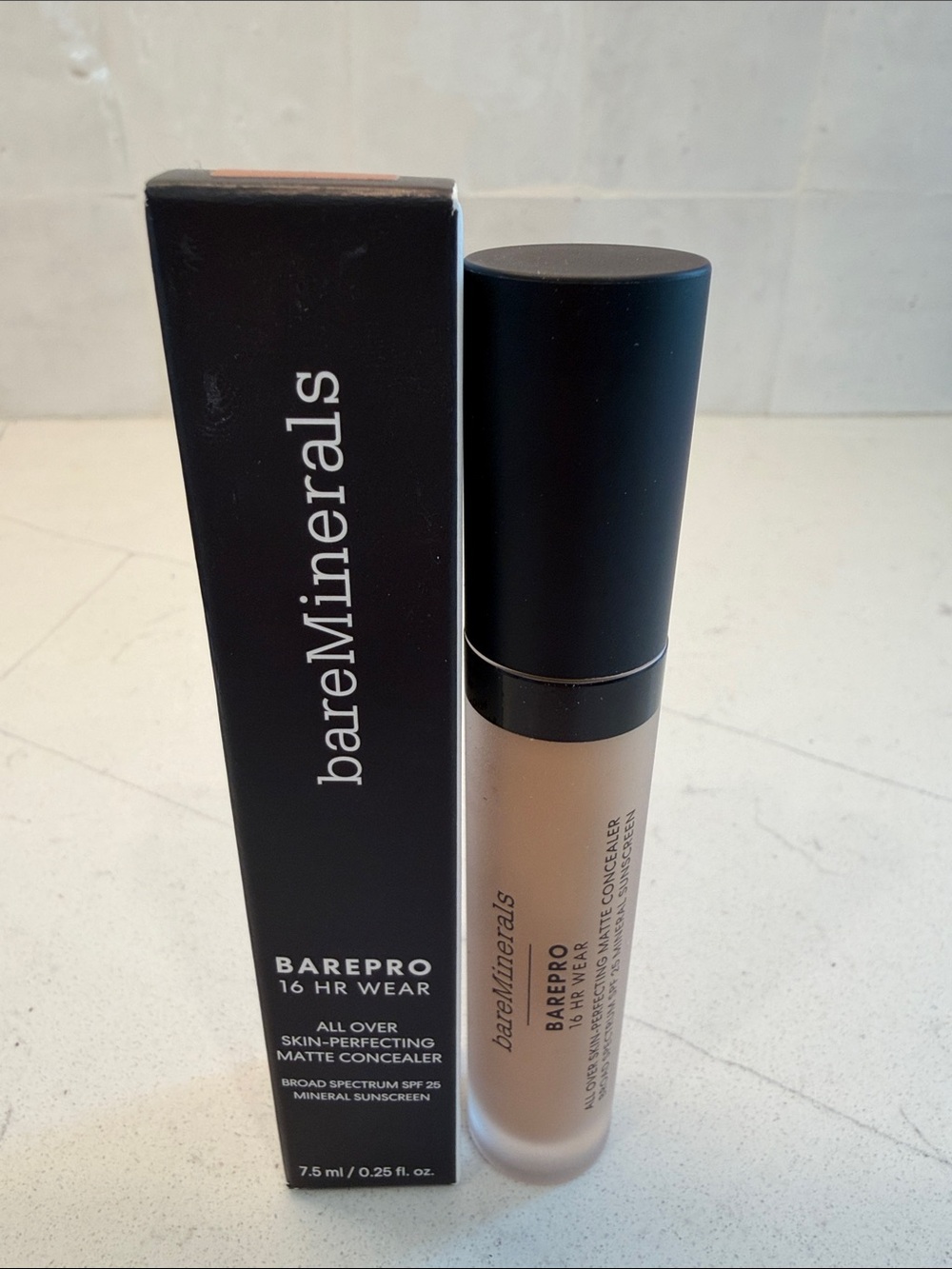 bareMinerals BAREPRO 16 hour Matte Concealer - Medium 300 Warm